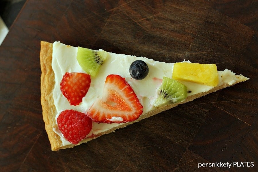 Fruit Pizza! A simple sugar cookie topped with a cream cheese frosting & fruit | Persnickety Plates