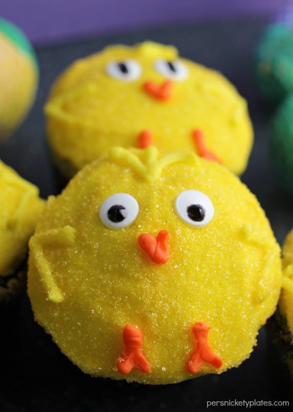 These chocolate cupcakes decorated as little spring chicks will be perfect for an Easter celebration!| Persnickety Plates AD