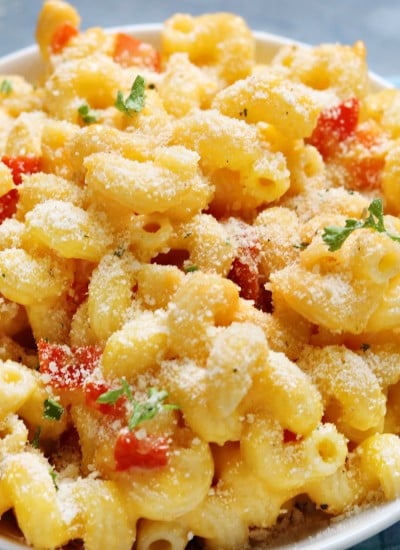 Hard Rock Cafe Twisted Macaroni & Cheese is cavatappi pasta tossed in a slightly spicy cheese sauce with roasted red peppers and topped with Parmesan parsley breadcrumbs. A copycat version of a favorite restaurant dish! | www.persnicketyplates.com