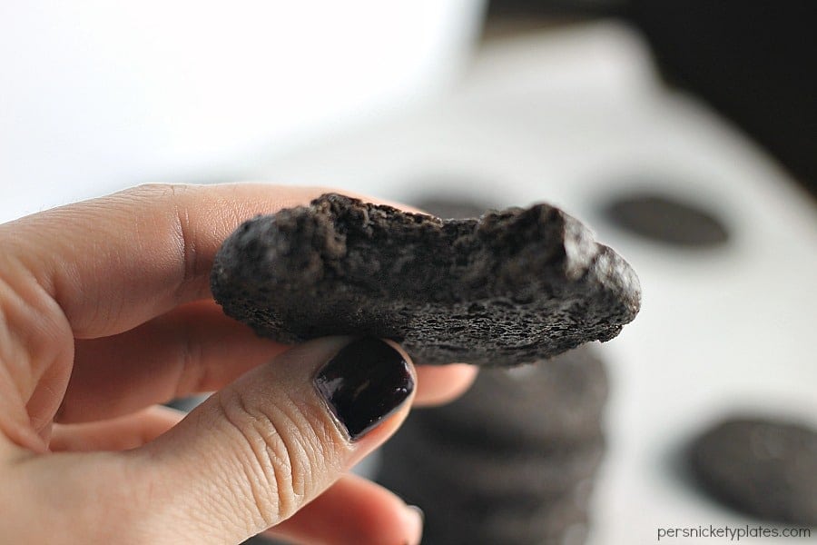 These simple Dark Chocolate Salted Cookies are easy to make (no mixer needed!) and have the rich chocolaty taste of an Oreo. | Persnickety Plates