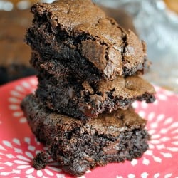 Super simple homemade brownie recipe that makes rich, chocolatey brownies with a perfect flaky crust | Persnickety Plates