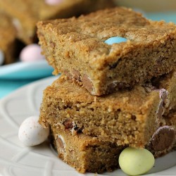 Cadbury Mini Eggs Cookie Bars! Every year I look forward to Cadbury Mini Eggs showing up in stores. I love them plain but they're even better when you smash them up and bake them into a cookie bar! | www.persnicketyplates.com