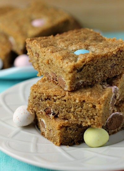 Cadbury Mini Eggs Cookie Bars! Every year I look forward to Cadbury Mini Eggs showing up in stores. I love them plain but they're even better when you smash them up and bake them into a cookie bar! | www.persnicketyplates.com