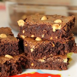 Peanut Butter Brownies are a simple, from scratch, brownie filled with chunky peanut butter and topped with peanut butter chips. Perfect for the chocolate + peanut butter lover in your life! | Persnickety Plates