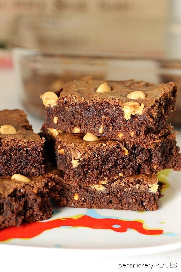  Peanut Butter Brownies are a simple, from scratch, brownie filled with chunky peanut butter and topped with peanut butter chips. Perfect for the chocolate + peanut butter lover in your life! | Persnickety Plates