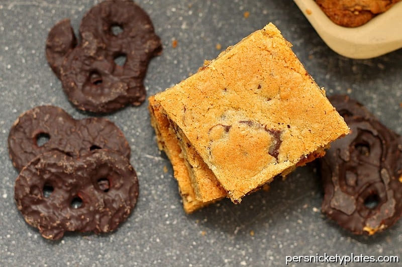 Dark Chocolate Covered Pretzel Cookie Bars are a quick and easy bar recipe, perfect for large crowds. Made with dark chocolate and crunchy pretzels these bars will satisfy any sweet tooth. 