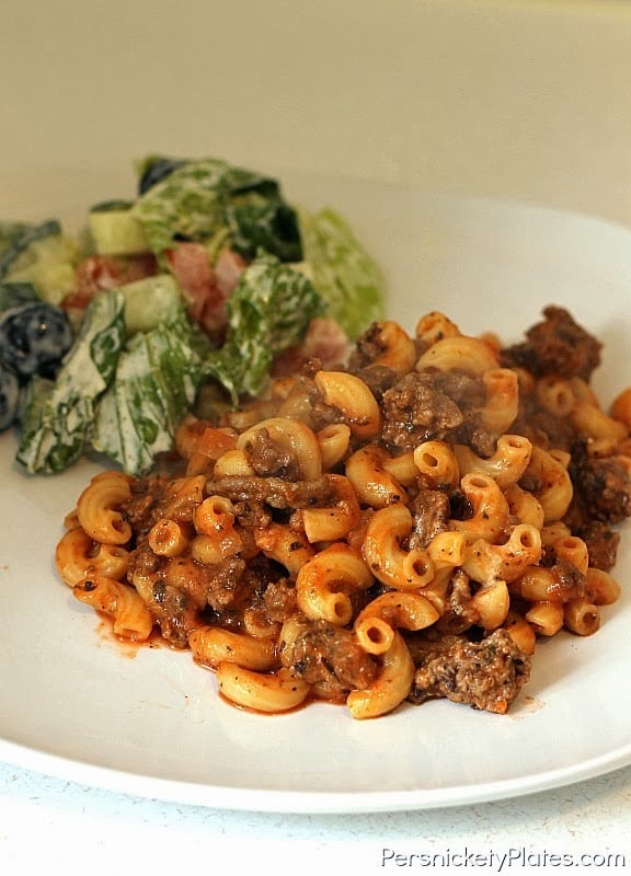 Goulash - cavatappi combined with pasta sauce, ground beef, and cheese in this comforting & quick dish | Persnickety Plates