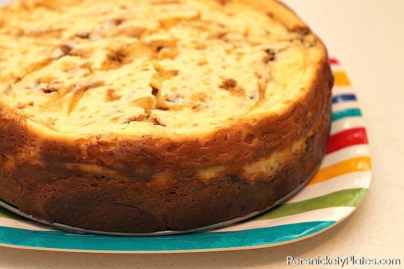 Cinnamon Roll Cheesecake - A layer of cinnamon rolls topped with cheesecake | Persnickety Plates