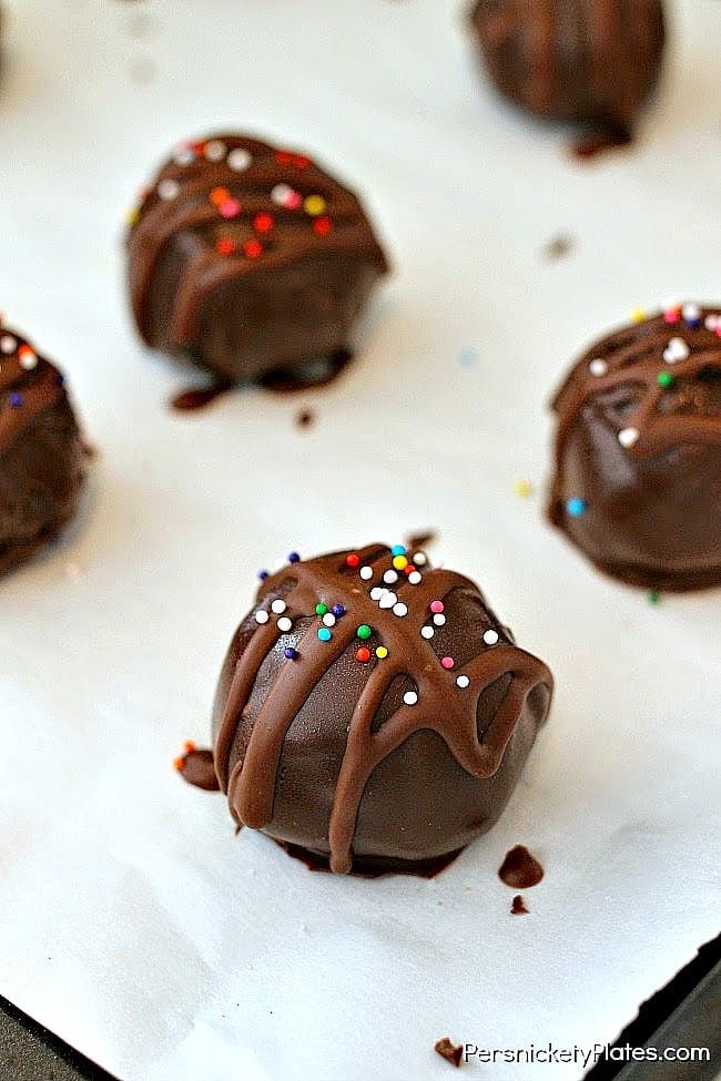 A very simple no-bake Bon Bon using Reese's Peanut Butter Cup Oreos | Persnickety Plates