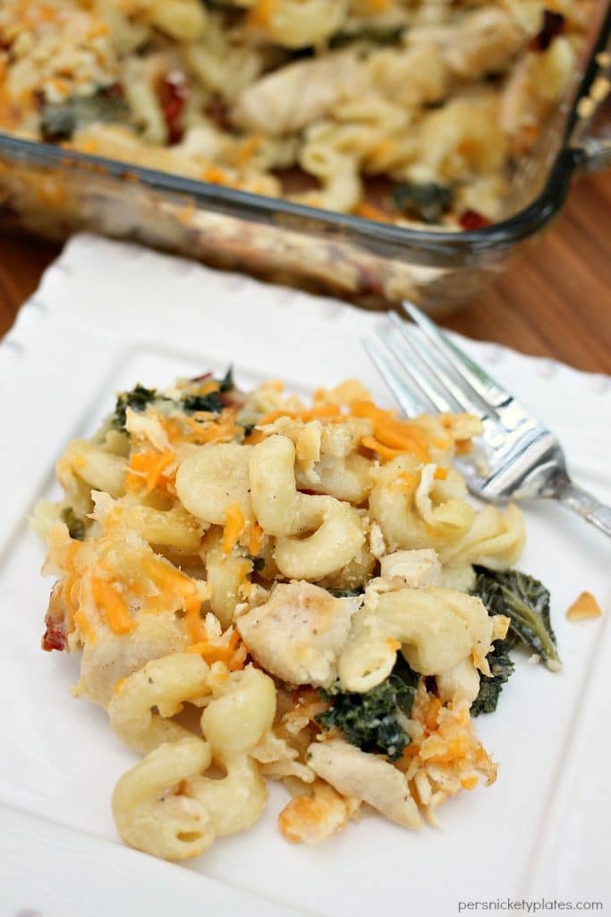 This Cheesy Chicken Bacon & Kale Pasta is pure comfort food. Grown up mac and cheese filled with chicken, kale, bacon, and sun dried tomatoes makes a complete meal! | Persnickety Plates #ChoppedatHome #RealCheesePeople #ad
