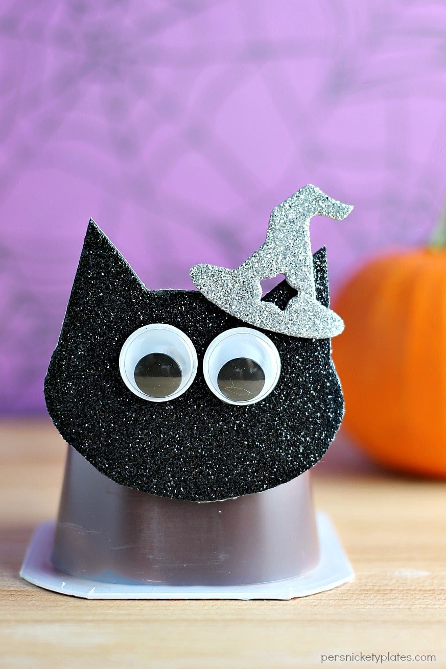 Black Cat Snack Pack Pudding Cups are perfect for Halloween parties! | Persnickety Plates #MixInMonsterMash AD