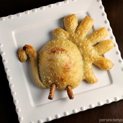 Thanksgiving Pretzel Turkeys - an easy and perfect addition to your Thanksgiving table! | Persnickety Plates