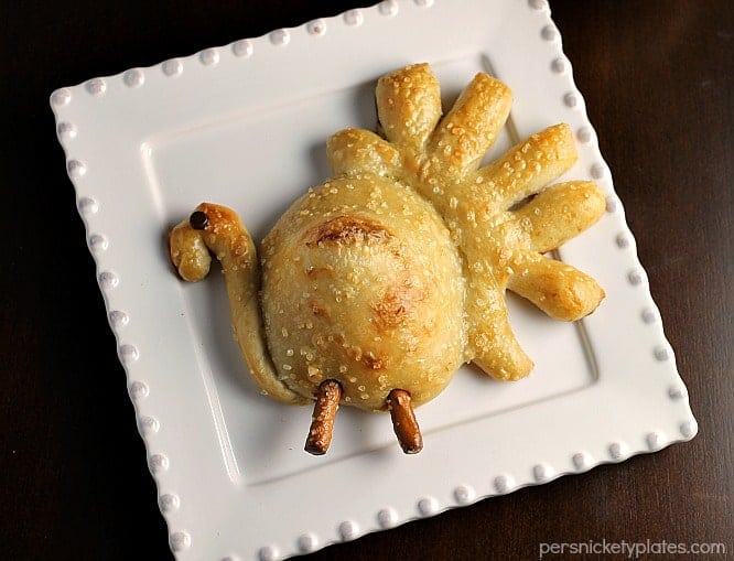 Thanksgiving Pretzel Turkeys - an easy and perfect addition to your Thanksgiving table! | Persnickety Plates