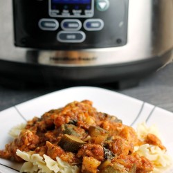 Slow Cooker Chicken Zucchini & Spinach Pasta - a super simple slow cooker meal that is healthy and delicious | Persnickety Plates