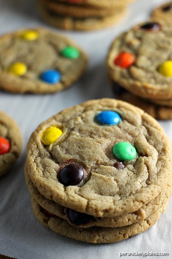 This Brown Sugar M&M Cookie recipe is a fun twist on the traditional sugar cookie that will definitely satisfy your sweet tooth. | Persnickety Plates