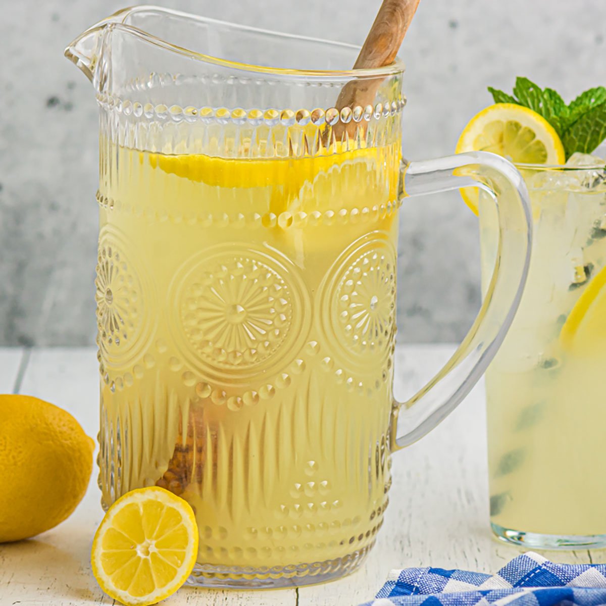 https://www.persnicketyplates.com/wp-content/uploads/2016/05/homemade-old-fashioned-lemonade45.j-SQUAREpg.jpg