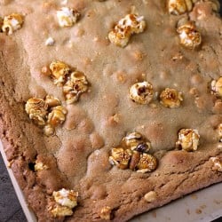 Crunch 'n Munch Cookie Bars have a soft, chewy, and buttery base with sweet & salty popcorn scattered throughout. They pair perfectly with Papa John's new pan pizza for game day or any night! | www.persnicketyplates.com