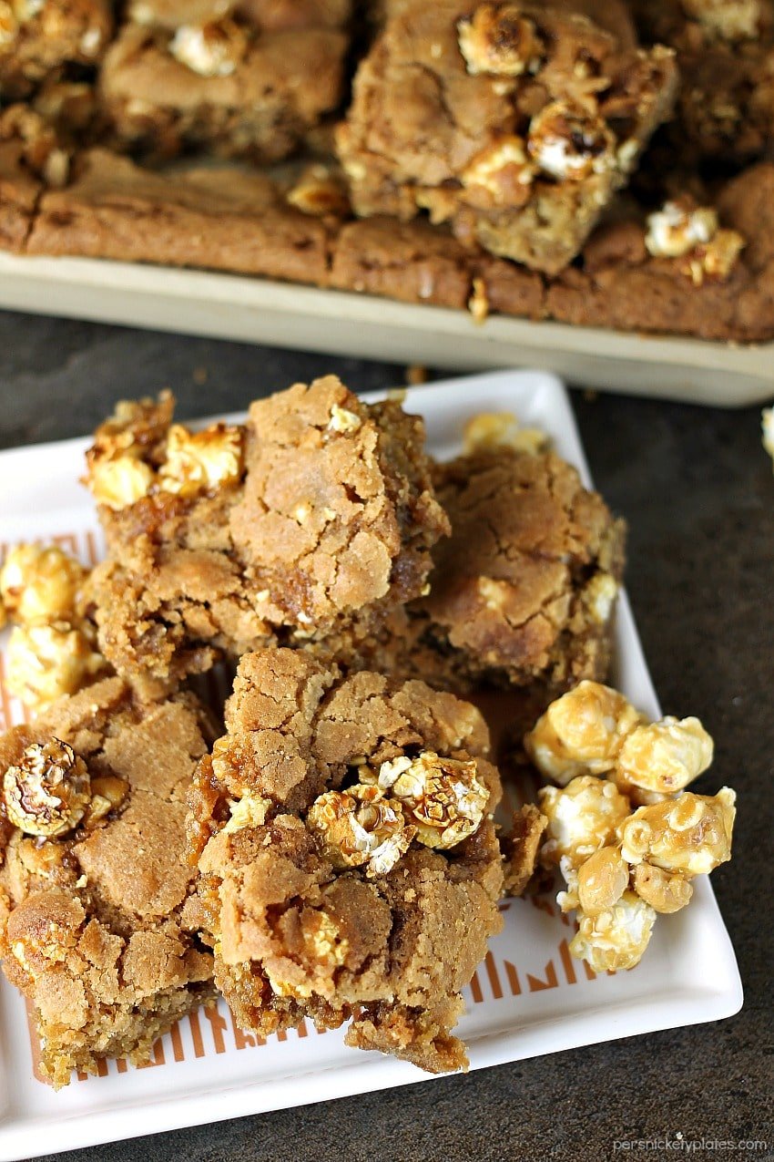 Crunch 'n Munch Cookie Bars have a soft, chewy, and buttery base with sweet & salty popcorn scattered throughout. They pair perfectly with Papa John's new pan pizza for game day or any night! | www.persnicketyplates.com