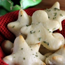 Holiday Garlic Herb Rolls are a fun and festive way to put a twist on the traditional roll for your holiday dinners and a perfect way to let your little helpers get involved in the kitchen! | www.persnicketyplates.com