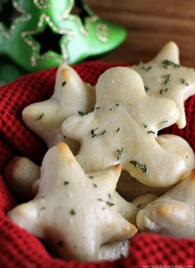 Holiday Garlic Herb Rolls are a fun and festive way to put a twist on the traditional roll for your holiday dinners and a perfect way to let your little helpers get involved in the kitchen! | www.persnicketyplates.com