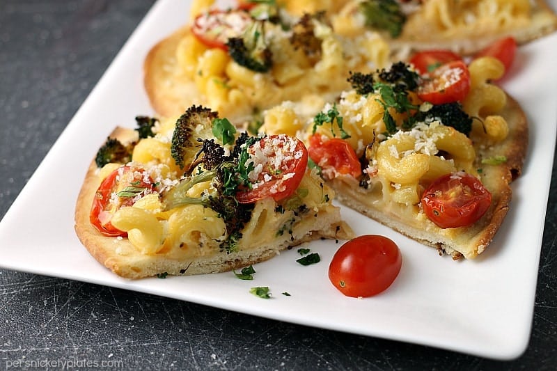 Macaroni and Cheese Flatbread topped with roasted broccoli, grape tomatoes, and panko bread crumbs makes a filling dinner or a great appetizer. | www.persnicketyplates.com