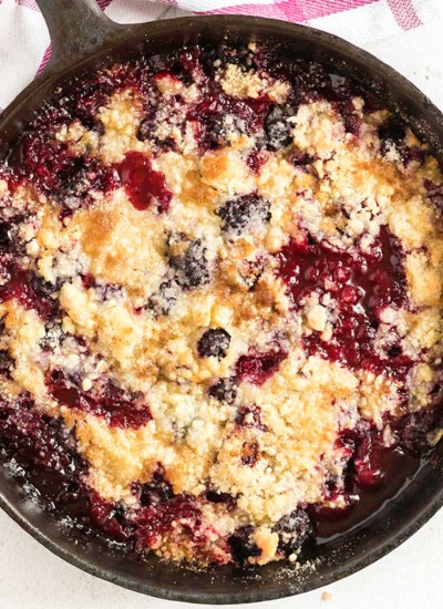 overhead shot of blackberry crumble in a cast iron skillet