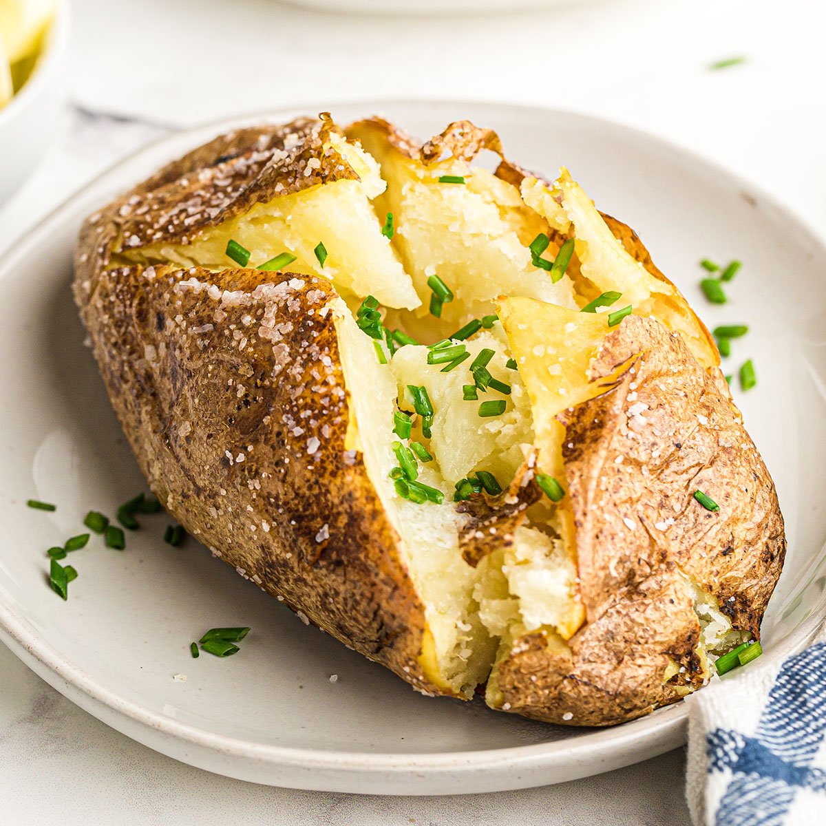 https://www.persnicketyplates.com/wp-content/uploads/2020/09/air-fryer-baked-potato-SQUARE.jpg