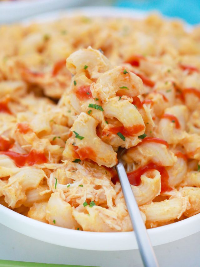 Buffalo Chicken Mac & Cheese (slow cooker)