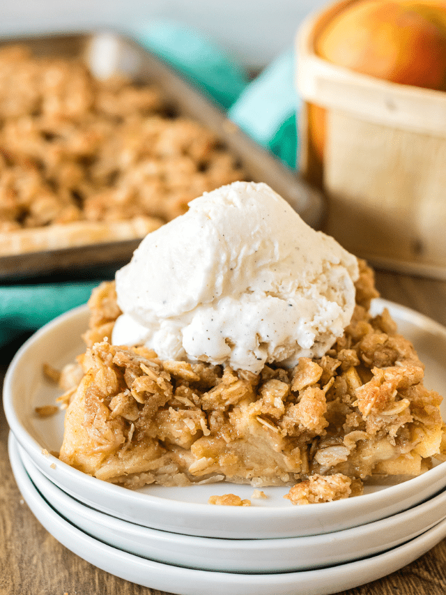 Easy Apple Slab Pie with Crumble Topping