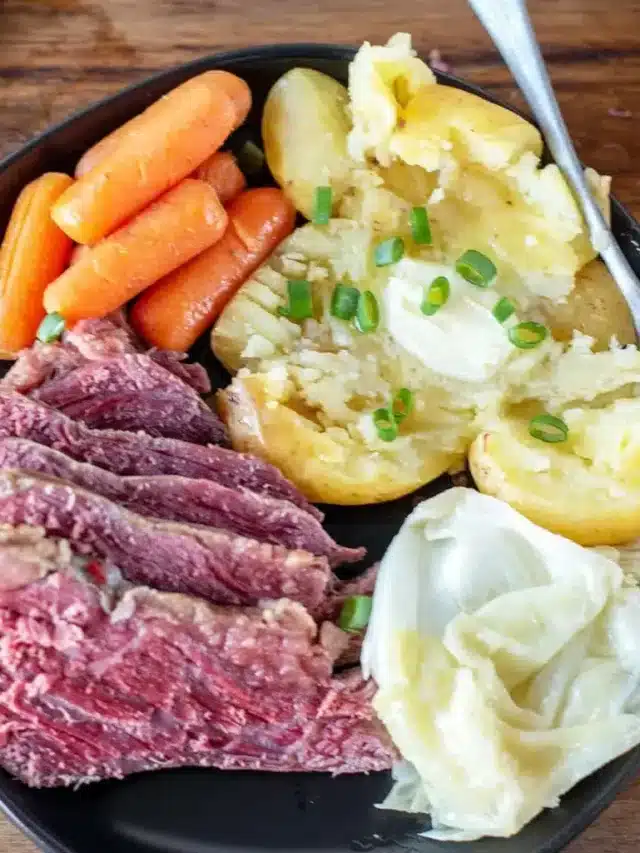 slow-cooker-corned-beef-cabbage-SQUARE-1024x1024
